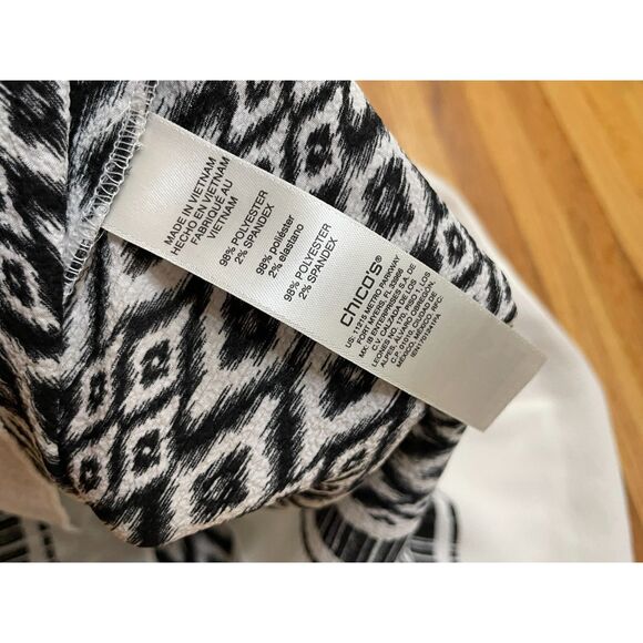 Chico's Women's Blouse Blurred Knit Crepe Split Neck Popover 0 White Geometric - Picture 10 of 10